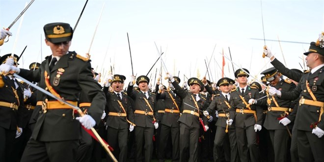 K�l��l� yemin sonras� ihra� edilen 3 komutan hakk�nda fla� geli�me - Son Dakika Haber