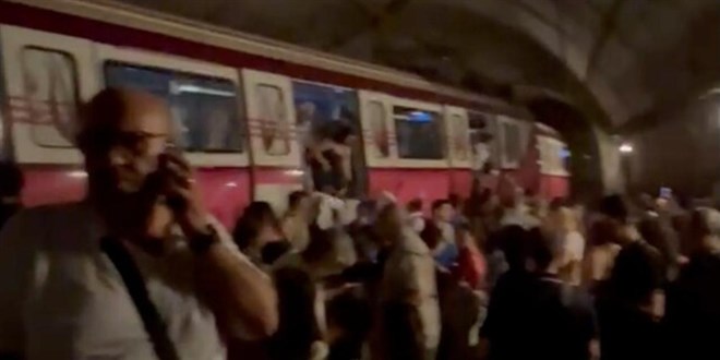 Kad�k�y-Sabiha G�k�en Havaliman� Hatt�'nda metro raydan ��kt� - Son Dakika Haber