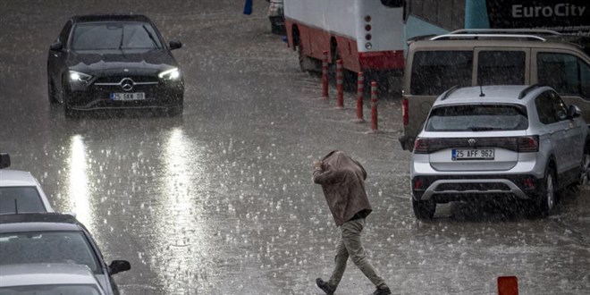 Meteoroloji saat verdi. Hava �s�n�yor, kuvvetli ya�mur geliyor
