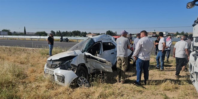 YKS'ye giden ��rencilerin bulundu�u otomobil t�rla �arp��t�: 2 yaral� - Son Dakika Haber