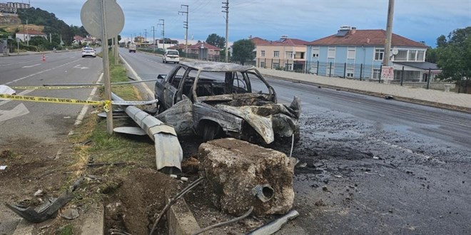 Samsun'da otomobil ayd�nlatma dire�ine �arpt�: 1 �l�, 1 yaral� - Son Dakika Haber