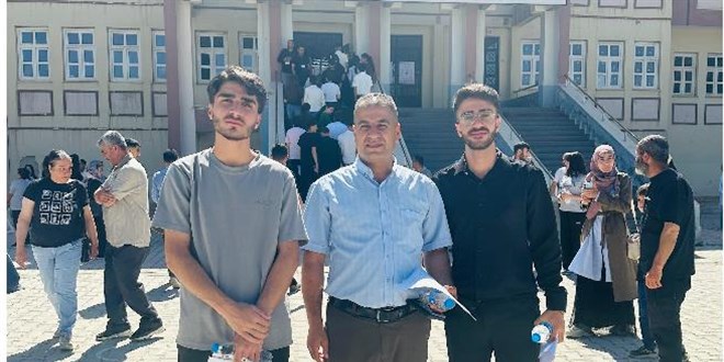 Baba ve iki o�lu ayn� g�n YKS'ye girdi - Son Dakika Haber