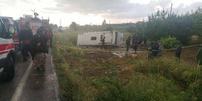Isparta'da tur otob�s� devrildi: 4 �l�, 15 yaral�