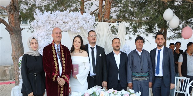 ��retmen �iftin nikah t�reni okul bah�esinde yap�ld� - Son Dakika Haber