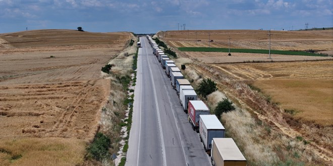 Hamzabeyli S�n�r Kap�s�'nda 23 kilometrelik t�r kuyru�u