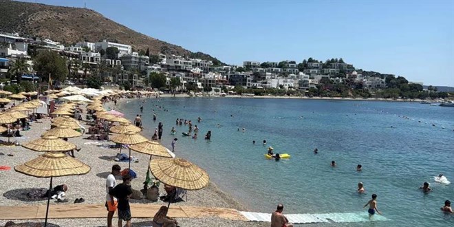 S�cak hava tatilcilere yarad�. Bodrum'da sahiller doldu - Son Dakika Haber