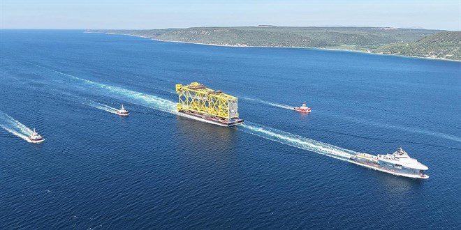 �anakkale Bo�az�'ndan 350 metrelik dev ge�i�