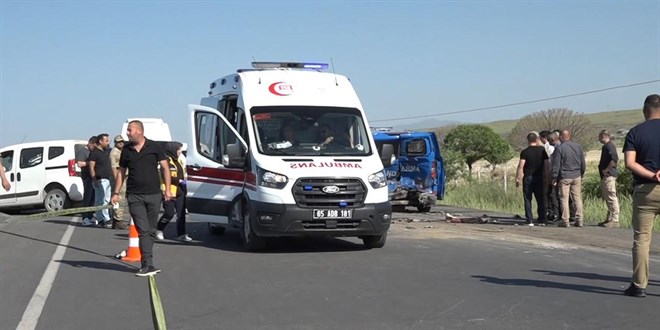 Hafif ticari ara�, park halindeki askeri araca �arpt�: 1 �ehit, 5 yaral� - Son Dakika Haber