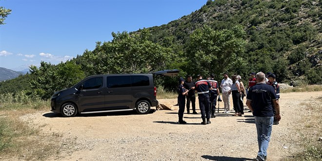 Isparta'da park halindeki ara�ta 2 gen� �l� bulundu