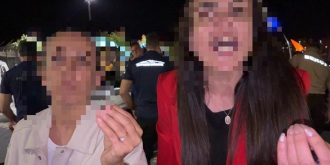 Bebe�ini arabada unuttu, h�nc�n� gazetecilerden ��kard�