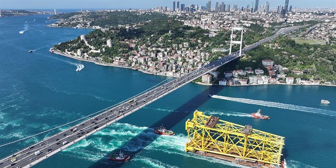 350 metrelik sondaj platformu �stanbul Bo�az�'ndan ge�ti - Son Dakika Haber