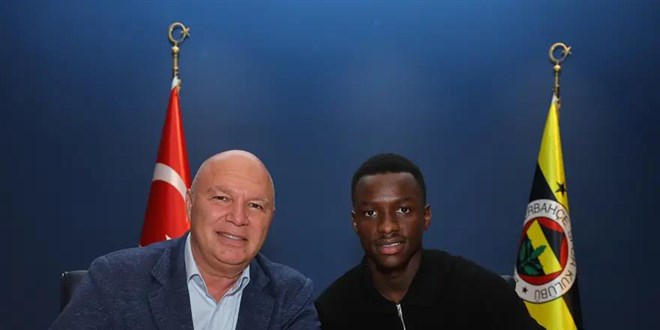 Fenerbah�e transferi resmen a��klad�. 5 y�ll�k imza