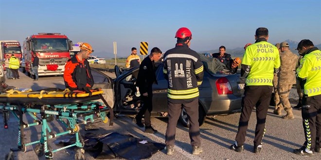 Erzurum'da otomobil kamyonete �arpt�: 3 �l�, 3 yaral� - Son Dakika Haber