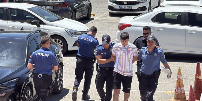 'Dur' ihtar�na uymad�, 1'i polis 3 ki�inin yaralanmas�na neden oldu