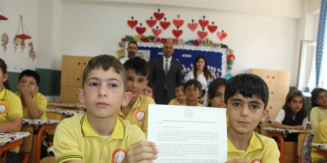 Bakan Tekin'den ��rnakl� ��rencilerin mektuplar�na duygusal cevap