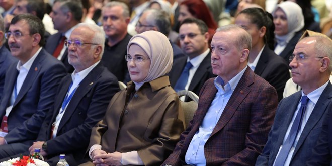 Emine Erdo�an: Yeni yol haritas�n�n �lkemizin gelece�ine katk� sunmas�n� temenni ederim - Son Dakika Haber