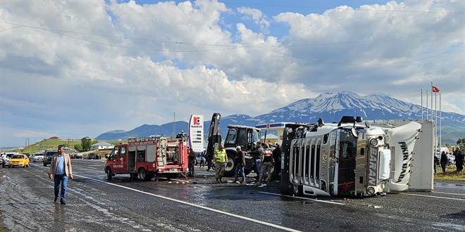 A�r�'da zincirleme trafik kazas�nda 2 ki�i �ld� - Son Dakika Haber