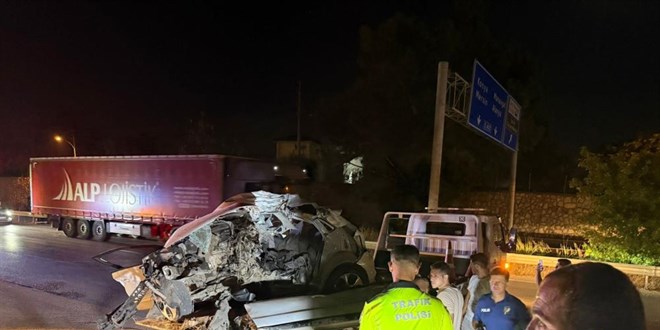 Arac�n motorunun f�rlay�p barakaya girdi�i kazada, s�r�c� hayat�n� kaybetti