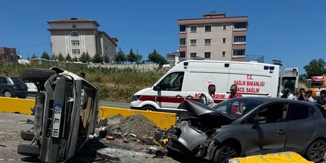 Kav�akta iki otomobil �arp��t�: 3 yaral� - Son Dakika Haber