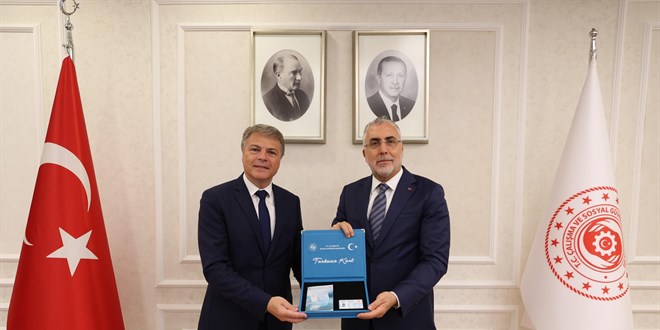Bakan I��khan, Renault Group T�rkiye CEO'su Jaillet'ye Turkuaz Kart verdi