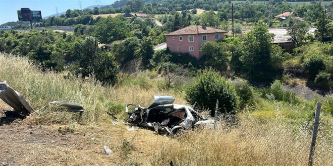 TEM Otoyolu'nda otomobil �arampole devrildi: 1 �l� - Son Dakika Haber