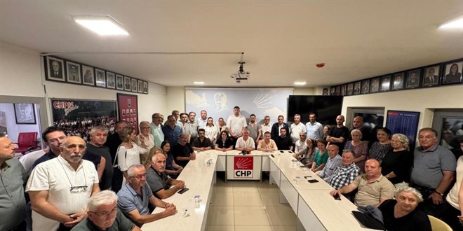 G�revden al�nan CHP il ba�kanlar� �zg�r �zel �rtibat B�rosu a��yor