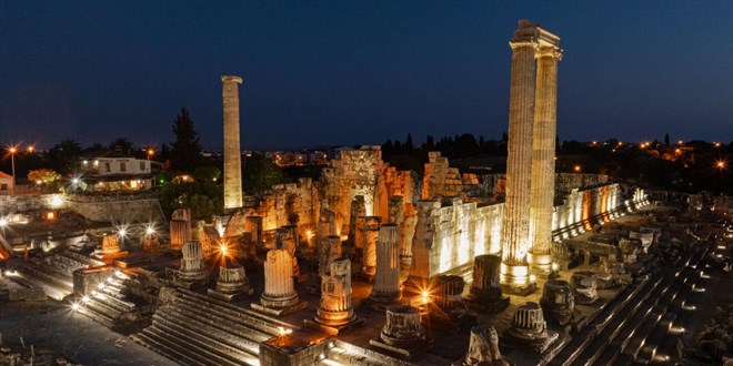 Apollon Tap�na��, gece m�zecili�i ile ziyaret�ilerini ak�am da a��rl�yor