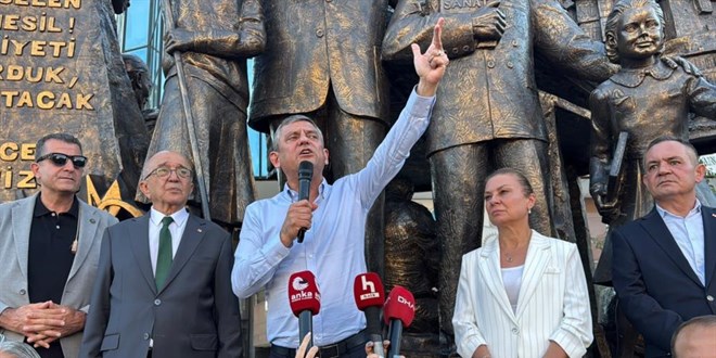 �zg�r �zel'den 'dini de�erleri a�a��layan' Deniz G�kta�'a destek