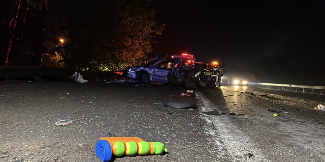 Anadolu Otoyolu'nda ar�zalanan otomobile t�r �arpt�: 1 �ocuk �ld� - Son Dakika Haber