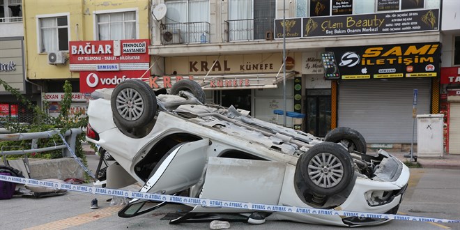 Takla atan otomobilde 19 ve 23 ya��ndaki 2 gen� can verdi - Son Dakika Haber
