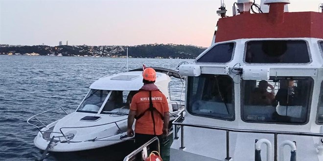 Sar�yer a��klar�nda su alan teknedeki 2 ki�i kurtar�ld�