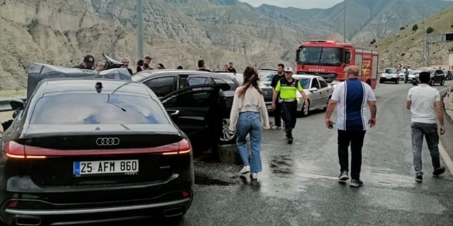 Erzurum'da ticari ara� ve otomobil �arp��t�: 1 �l� 4 yaral� - Son Dakika Haber