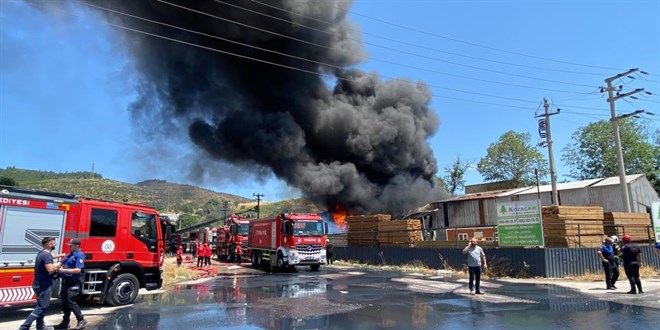 Kocaeli'de boya fabrikas� yang�n�: 1 i��i hayat�n� kaybetti
