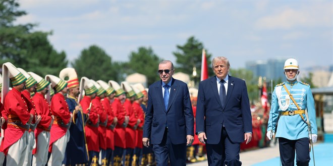 Trump, A+ tipi resmi t�renle kar��lanan ikinci lider oldu