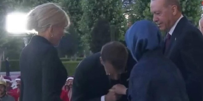Emine Erdo�an, Macron'un elini �pmesine izin vermedi