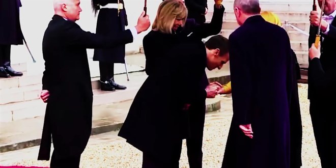 Emine Erdo�an, Macron'un elini �pmesine izin vermedi