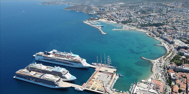 Ku�adas�'na 4 gemiyle 9 bin 300 turist geldi - Son Dakika Haber