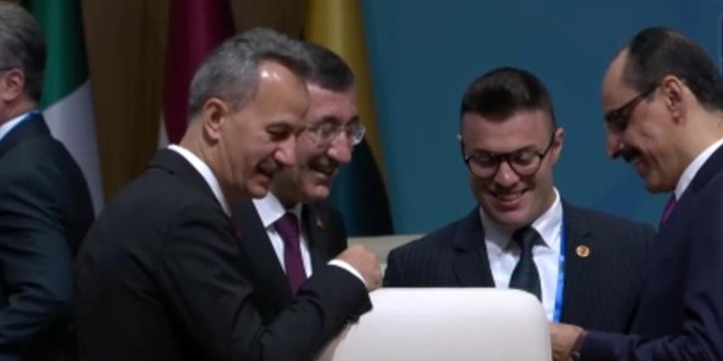 Zirvenin merak konusu: Erdo�an'�n masas�ndaki kaleme yak�n markaj