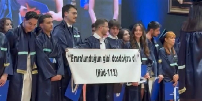 Yeditepe �niversitesi mezuniyet t�reninde 'ayet' i�eren pankart engellendi