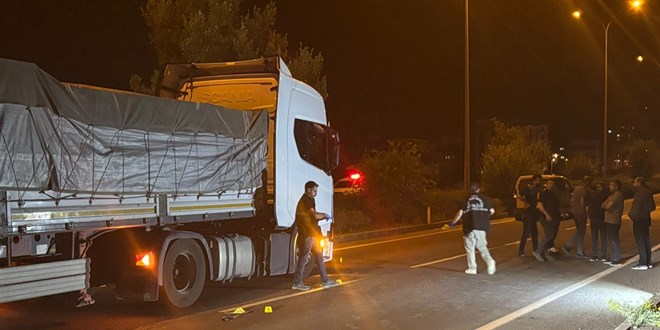 Ormanda bir ki�iyi yaralad�ktan sonra ka�arken TIR'�n �arpt��� ��pheli �ld� - Son Dakika Haber