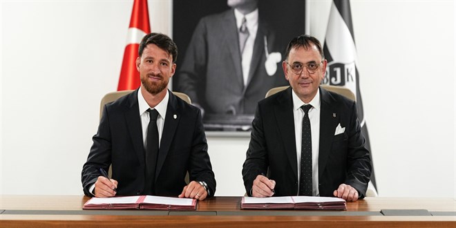 Be�ikta�, milli futbolcu Salih �zcan'la s�zle�me imzalad�