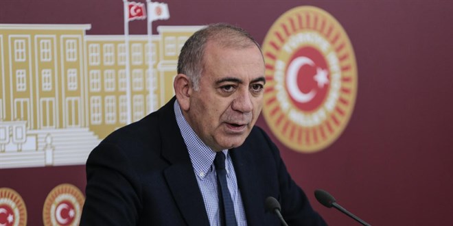 G�rsel Tekin i�in g�reve devam karar�