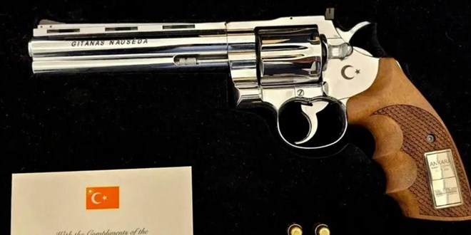 Erdo�an liderlere neden revolver silah hediye etti? - Son Dakika Haber