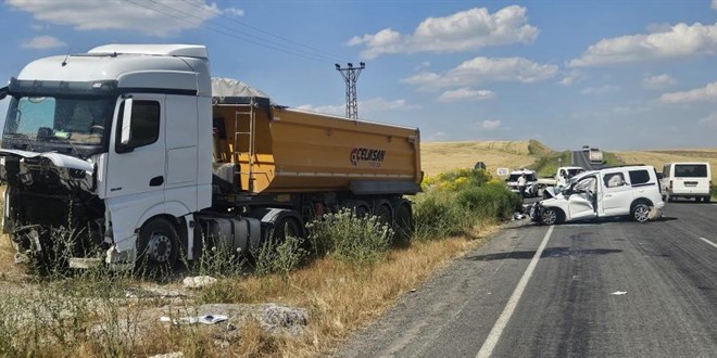 Kamyonla kamyonet kafa kafaya �arp��t�: 2 �l�, 2 yaral� - Son Dakika Haber