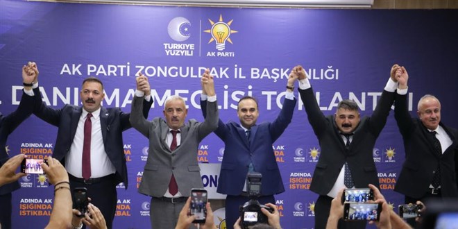 CHP'den istifa eden iki meclis �yesi AK Parti'ye ge�ti, rozetleri Bakan Kac�r takt� - Son Dakika Haber
