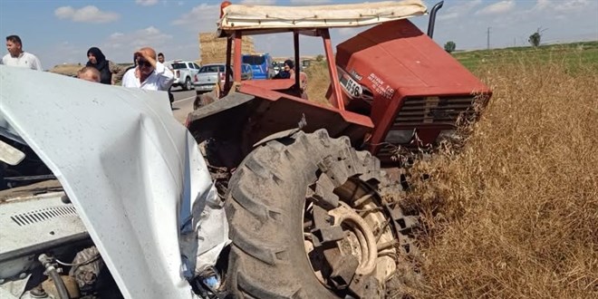 Park halindeki trakt�re �arpan otomobildeki 3 ki�i �ld�
