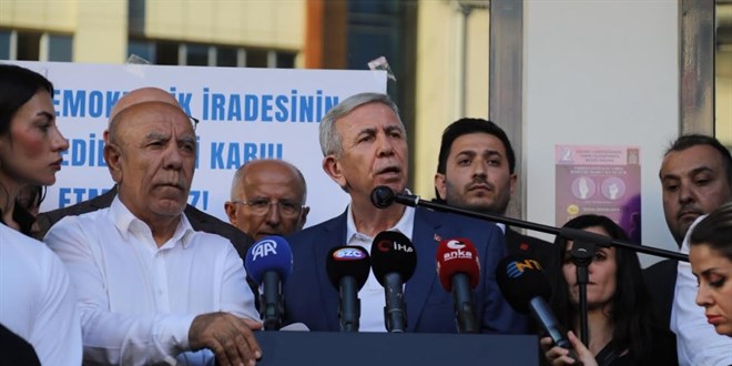 �ankaya Belediyesine y�nelik operasyona tepki: Y�zlerce ki�i belediye binas� �n�nde topland�