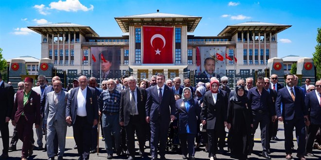 Cumhurba�kan� Yard�mc�s� Y�lmaz, 15 Temmuz �ehitler An�t�'ndaki t�rene kat�ld�