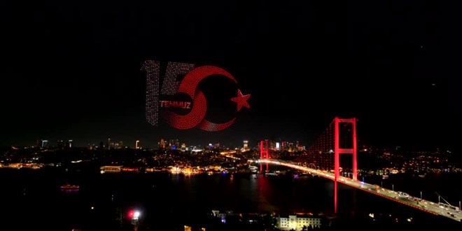 15 Temmuz �ehitler K�pr�s� semalar�nda dronlarla ���k g�sterisi yap�ld�