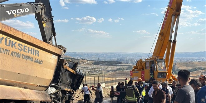ABB'ye ait kamyon kaza yapt�: 2 belediye �al��an� hayat�n� kaybetti - Son Dakika Haber